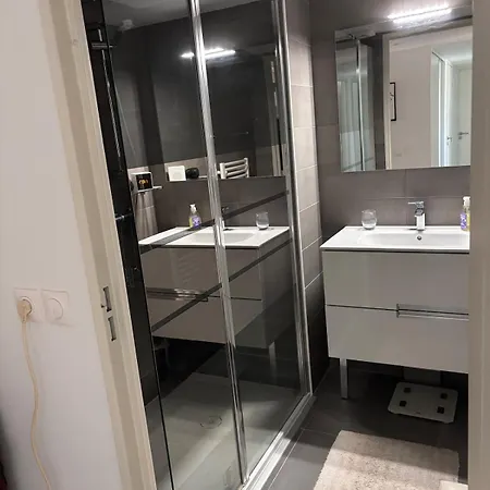 Spacious And Quiet, Air Conditioning, Parking, High Floor Apartment Antibes